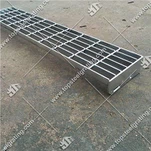 Cầu thang chống trượt bằng kim loại